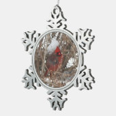 Nahaufnahme-roter männlicher Kardinal auf Schneeflocken Zinn-Ornament (Rechts)