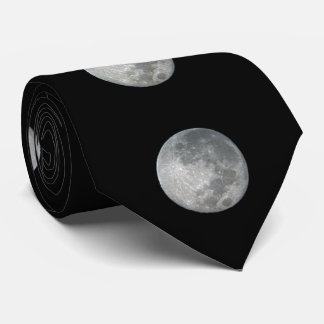 Nahaufnahme Vollmond im Nachthimmel. Fotografie Krawatte