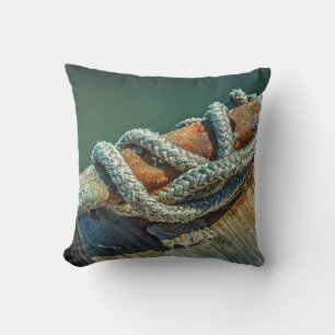 Nahaufnahme von Bootsklampe und Seil Kissen
