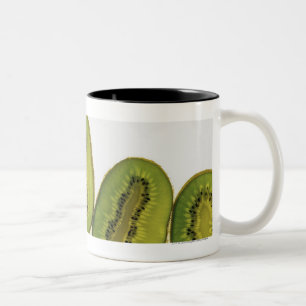 Nahaufnahme von fünf Scheiben Kiwi Zweifarbige Tasse