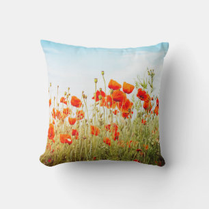 Nahaufnahme von Mohnblumen auf dem Feld. Wilde Blu Kissen