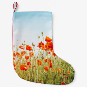Nahaufnahme von Mohnblumen auf dem Feld. Wilde Blu Kleiner Weihnachtsstrumpf