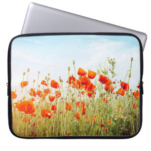 Nahaufnahme von Mohnblumen auf dem Feld. Wilde Blu Laptopschutzhülle