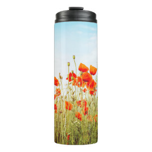 Nahaufnahme von Mohnblumen auf dem Feld. Wilde Blu Thermosbecher