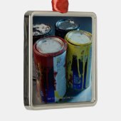 Nahaufnahme von vier Farbendosen Ornament Aus Metall (Rechts)