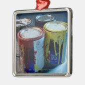 Nahaufnahme von vier Farbendosen Ornament Aus Metall (Links)