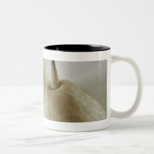 Nahaufnahme von zwei Birnen Zweifarbige Tasse