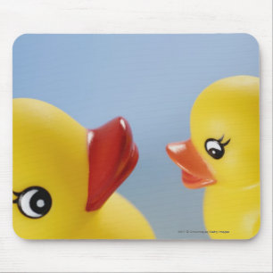 Nahaufnahme von zwei Gummienten Mousepad