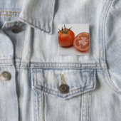 Nahaufnahme von zwei Tomaten Button (Beispiel)