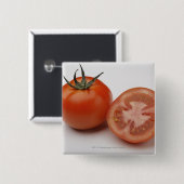 Nahaufnahme von zwei Tomaten Button (Vorne & Hinten)