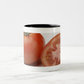 Nahaufnahme von zwei Tomaten Zweifarbige Tasse (Mittel)
