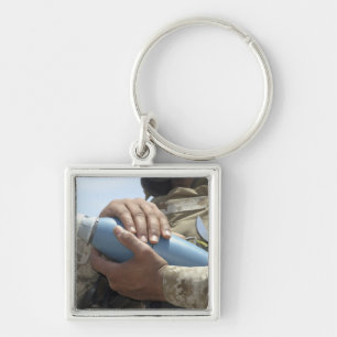 Nahaufnahmeansicht eines Soldaten, der eine Schlüsselanhänger