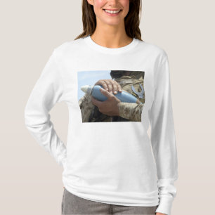 Nahaufnahmeansicht eines Soldaten, der eine T-Shirt