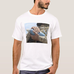 Nahaufnahmeansicht eines Soldaten, der eine T-Shirt