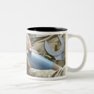 Nahaufnahmeansicht eines Soldaten, der eine Zweifarbige Tasse