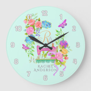 Nähband Blumiges Monogramm Grün Große Wanduhr