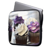 Nahe Aufbereitung von Kuchen mit selektivem Fokus Laptopschutzhülle (Vorderseite Links)