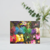 Nahe Aufnahme von farbenfrohen Miniaturmasken in e Postkarte (Stehend Vorderseite)