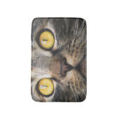Nahe Aufnahme von Katze mit GelbAugen Badematte (Vorderseite Vertikal)