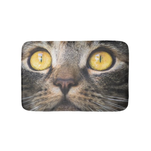 Nahe Aufnahme von Katze mit GelbAugen Badematte (Vorderseite)