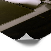 Nahe Aufnahme von zwei Zügen auf Bahnhofsplattform Poster (Ecke)