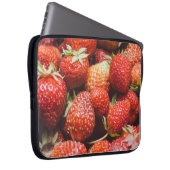 Nahe Aussicht auf frische Sommererdbeere mit Vint Laptopschutzhülle (Vorne Rechts)