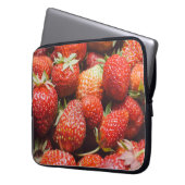 Nahe Aussicht auf frische Sommererdbeere mit Vint Laptopschutzhülle (Vorderseite Links)
