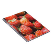 Nahe Aussicht auf frische Sommererdbeere mit Vint Notizblock (Rechte Seite)