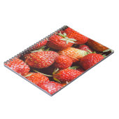 Nahe Aussicht auf frische Sommererdbeere mit Vint Notizblock (Linke Seite)