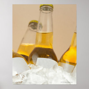 Nahe Bierflaschen in Eis Poster