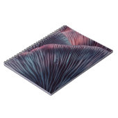 Nahe bis schöne Pilze mit Farblicht in Notizblock (Linke Seite)