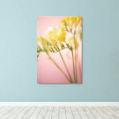 Nahe Blume mit Freesie Leinwanddruck (Insitu (Holzboden))