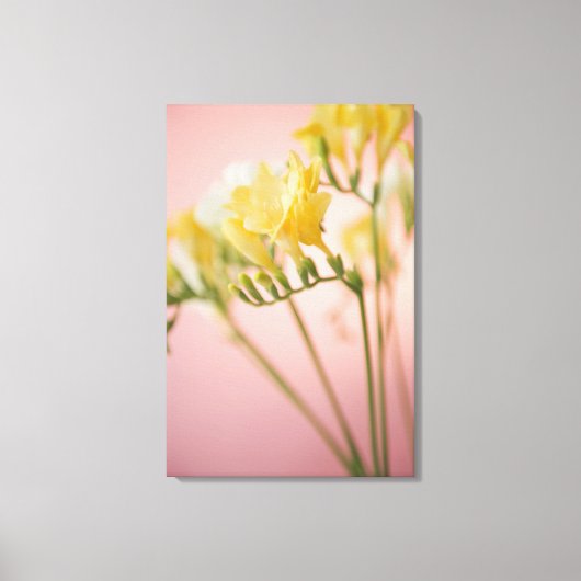 Nahe Blume mit Freesie Leinwanddruck (Vorderseite)