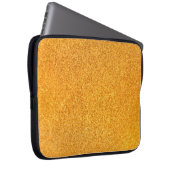 Nahe der goldmatten Metallstruktur. Shiny Metal Laptopschutzhülle (Vorne Rechts)