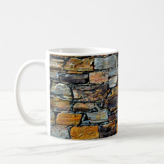 Nahe Detailansicht eines alten Steines w Kaffeetasse (Links)