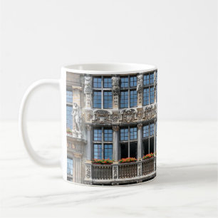 Nahe Fenster berühmter Gildhalls in Grote Kaffeetasse