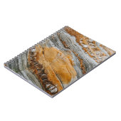 Nahe Fotografie von grauen und orangefarbenen Stei Notizblock (Linke Seite)