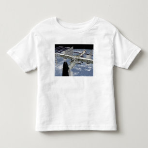 Nahe hohe Ansicht des Shuttles angekoppelt Kleinkind T-shirt