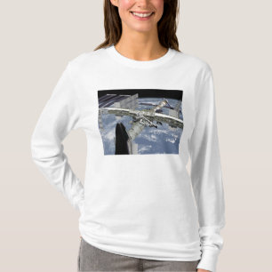 Nahe hohe Ansicht des Shuttles angekoppelt T-Shirt