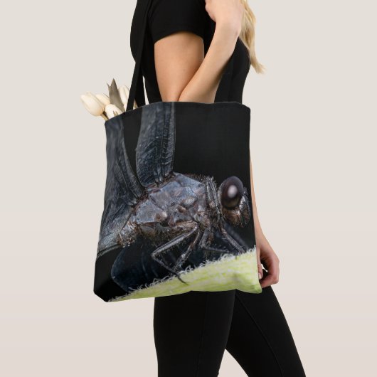 Nahe Libelle, dunkel-mit Augen, auf einem l Tasche (Von Nahem)