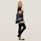 Nahe Libelle, dunkel-mit Augen, auf einem l Tasche (Am Model)