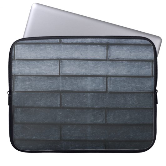 Nahe Mauer aus grauem Backstein Laptopschutzhülle (Vorderseite)