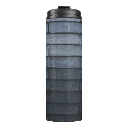 Nahe Mauer aus grauem Backstein Thermosbecher (Vorderseite)