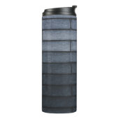 Nahe Mauer aus grauem Backstein Thermosbecher (Nach links gedreht)