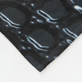 Nahe schwarze Schlangenhautextur Fleecedecke (Ecke)