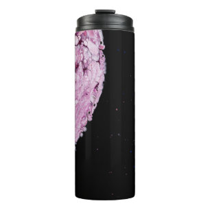 Nahe Sicht auf den rosa Cartoon Thermosbecher