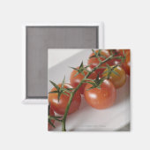 Nahe Tomaten auf einem Tablett Magnet (Vorderseite/Rückseite)