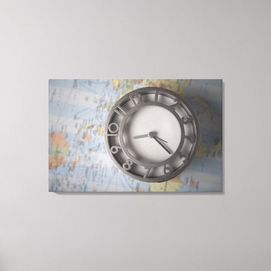 Nahe Uhr vor einer Karte Leinwanddruck (Vorderseite)