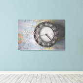 Nahe Uhr vor einer Karte Leinwanddruck (Insitu (Holzboden))