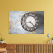 Nahe Uhr vor einer Karte Leinwanddruck (Insitu (Wohnzimmer))